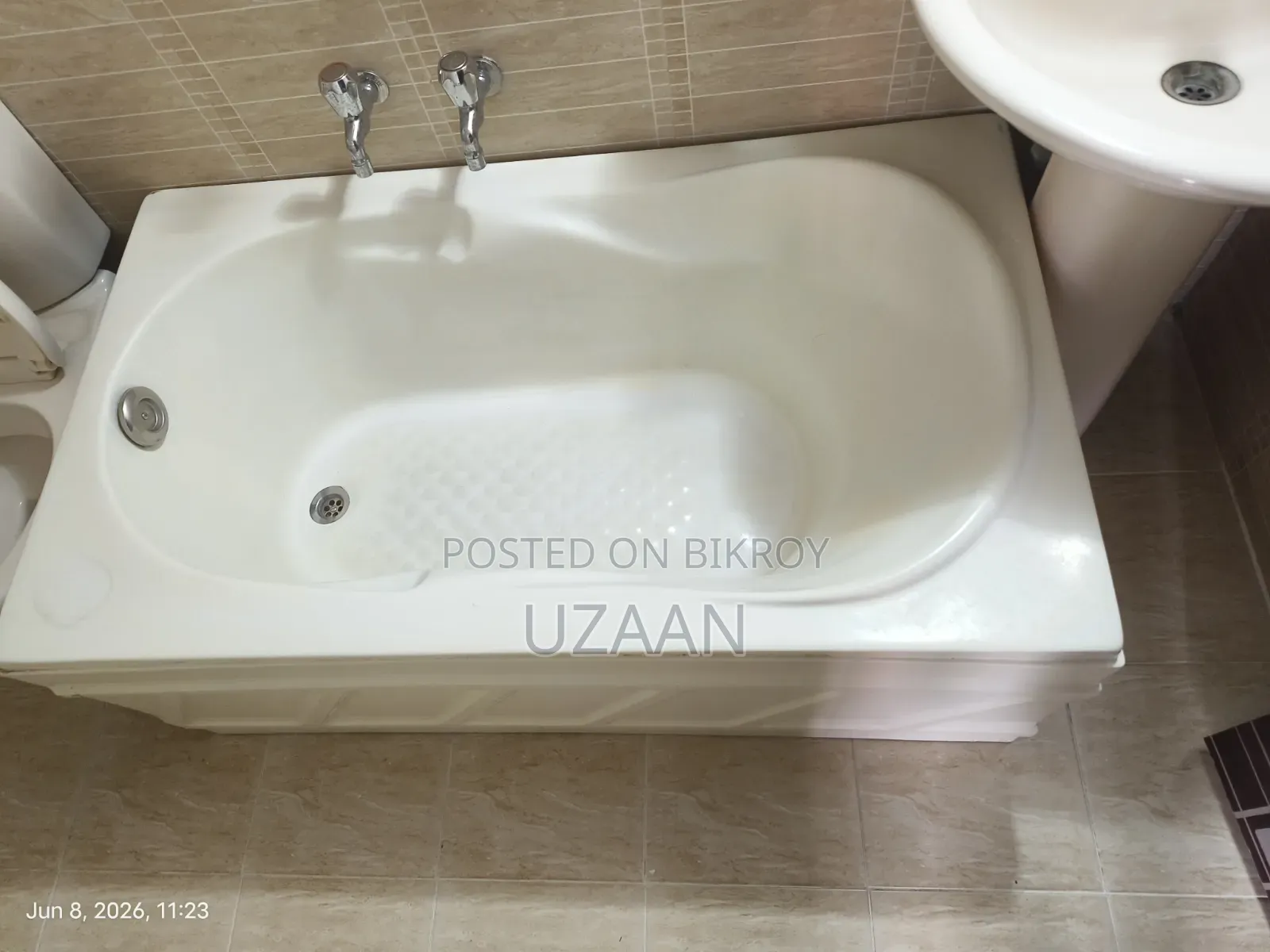 Fibre Made Bathtub for sale | Used for only 1 year