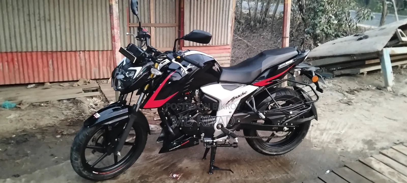 নতুন TVS Apache RTR 160 4V 2025 কালো