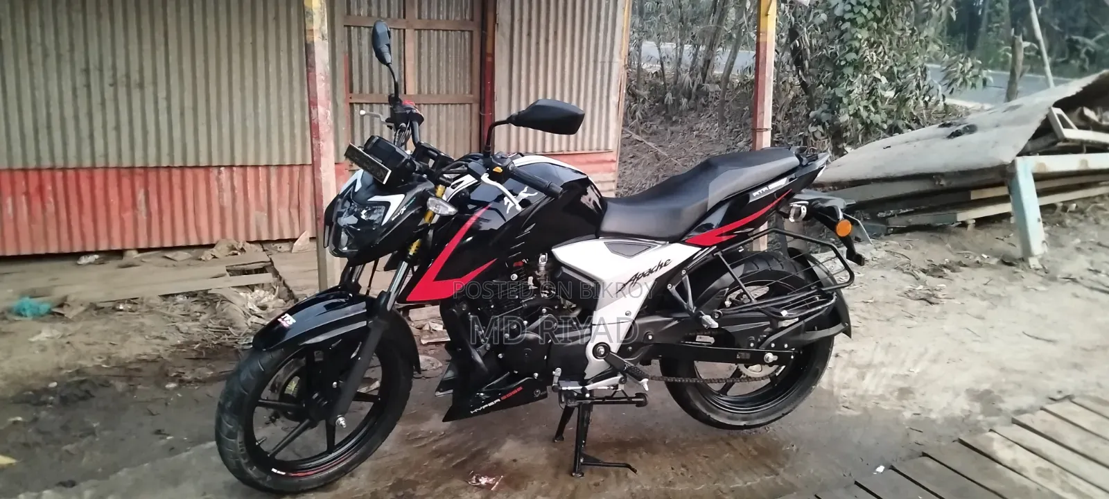 নতুন TVS Apache RTR 160 4V 2025 কালো