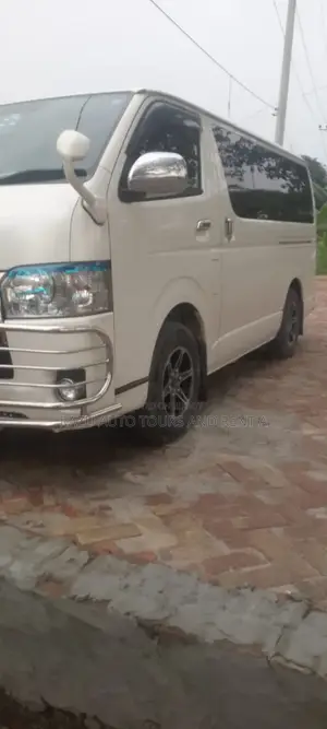 ভাড়ার জন্য হাইয়েস (Hiace)