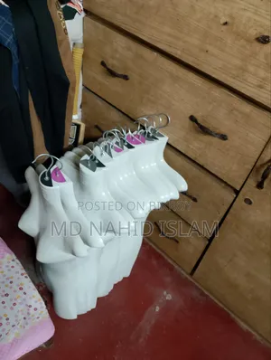 ড্রেস ঝুলানোর ডল