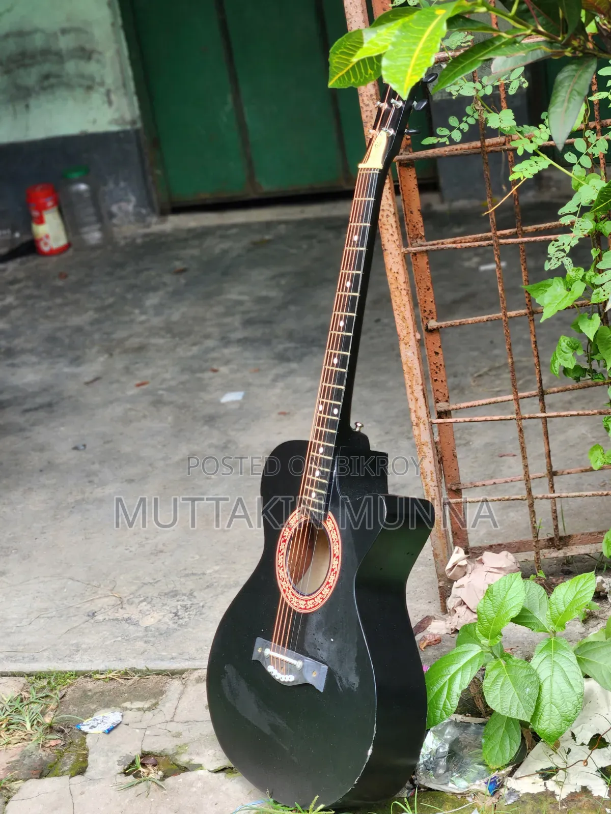 প্রিয় গিটারটি নতুন মালিকের অপেক্ষায়!