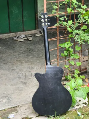 প্রিয় গিটারটি নতুন মালিকের অপেক্ষায়!