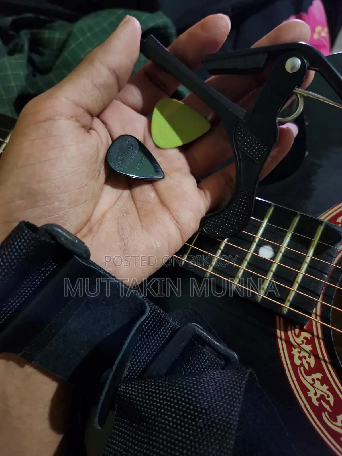 প্রিয় গিটারটি নতুন মালিকের অপেক্ষায়!