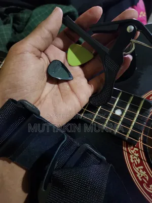 প্রিয় গিটারটি নতুন মালিকের অপেক্ষায়!