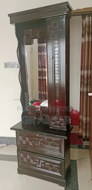একটি নতুন আকর্ষণীয় ড্রেসিং টেবিল মালয়েশিয়া কাটে বিক্রয় হবে আ।