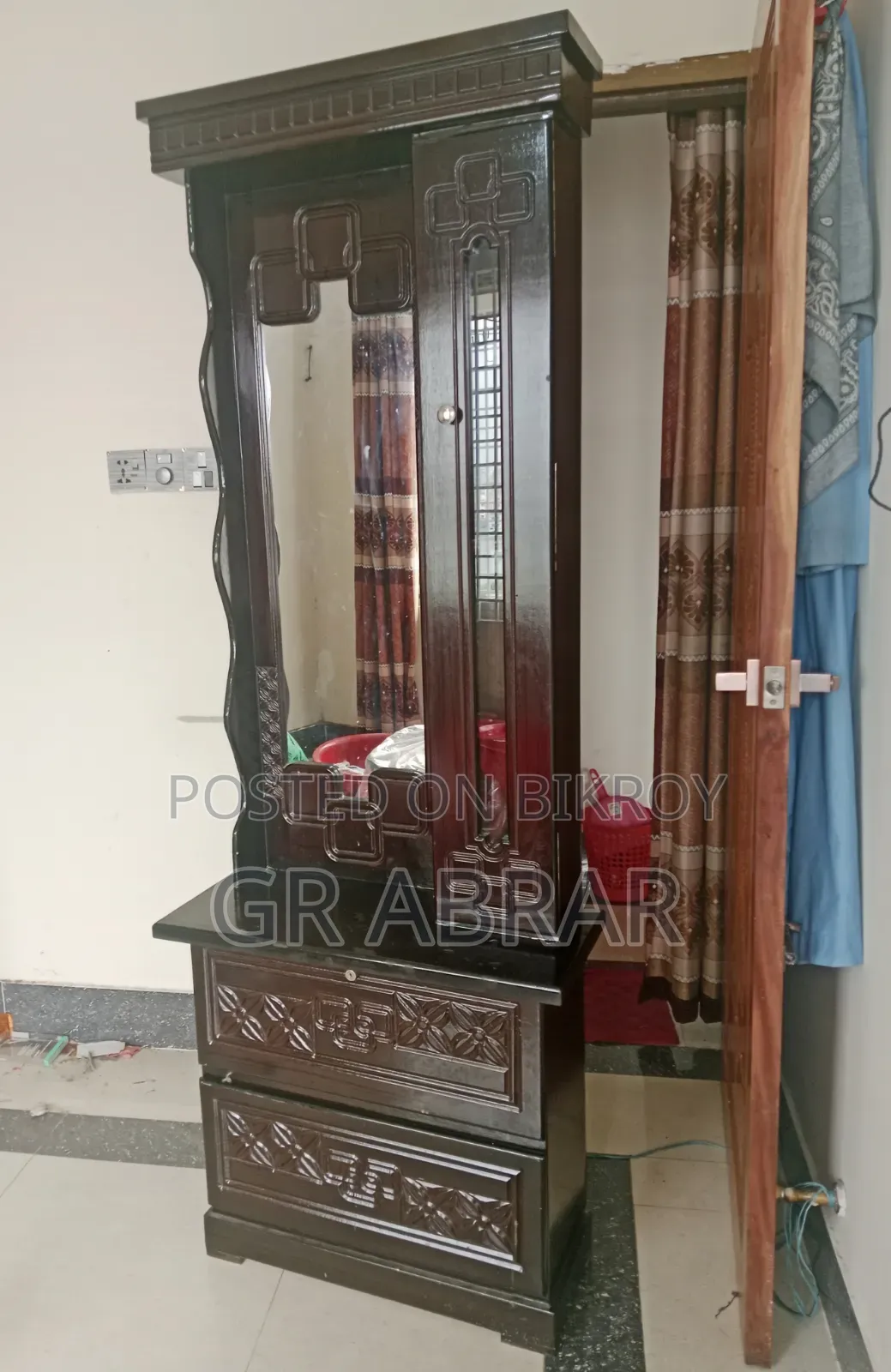 একটি নতুন আকর্ষণীয় ড্রেসিং টেবিল মালয়েশিয়া কাটে বিক্রয় হবে আ।