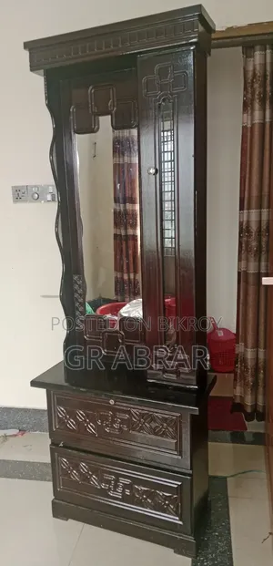 একটি নতুন আকর্ষণীয় ড্রেসিং টেবিল মালয়েশিয়া কাটে বিক্রয় হবে আ।