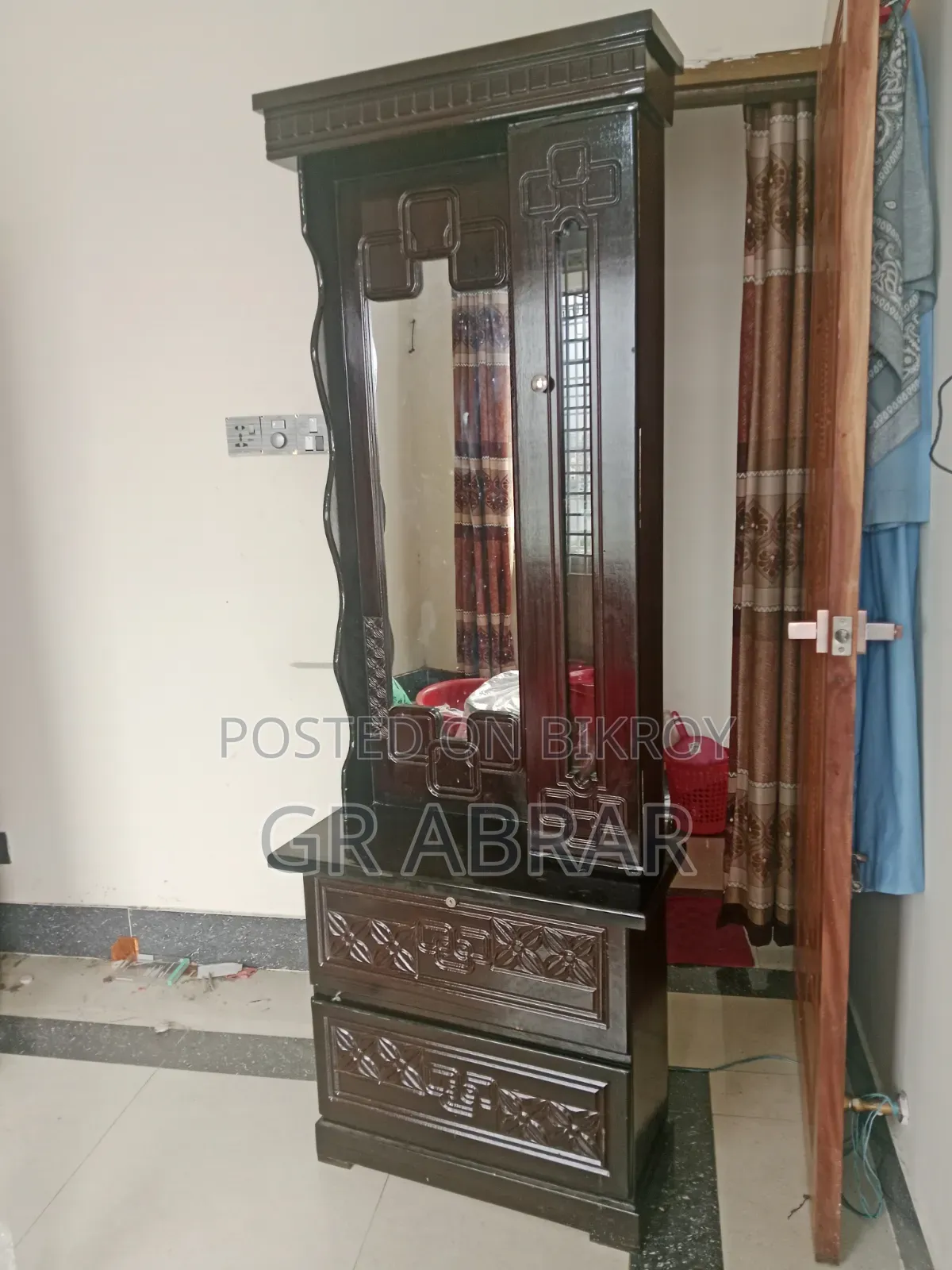 একটি নতুন আকর্ষণীয় ড্রেসিং টেবিল মালয়েশিয়া কাটে বিক্রয় হবে আ।