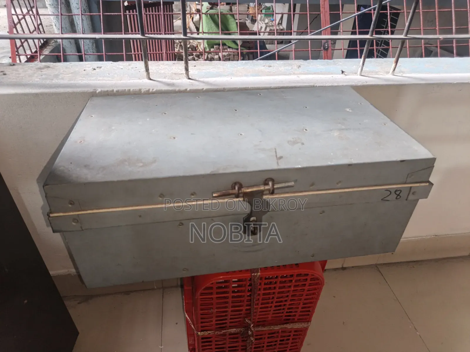 28" Size Storage Trunk