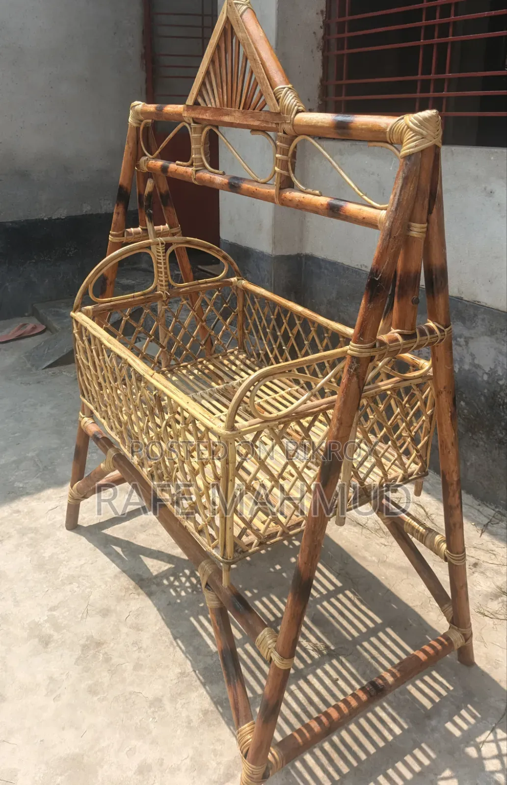 বাচ্চাদের বেতের দোলনা বিক্রি করা হবে
