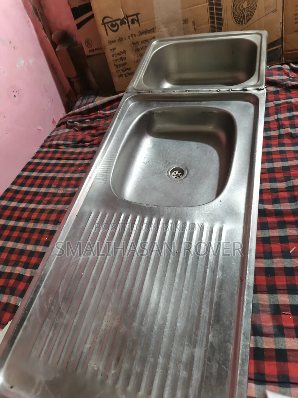 Double large sink with complete setup