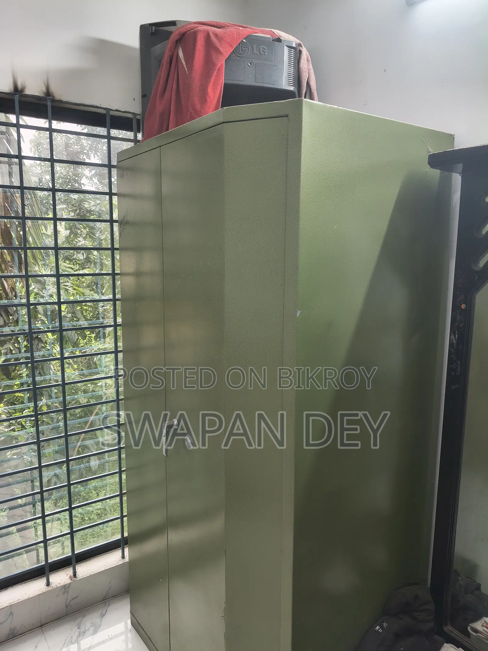 পুরাতন স্টিলের আলমারি (দুই দরজা, লক সহ) — ভালো অবস্থায় | রংপুর
