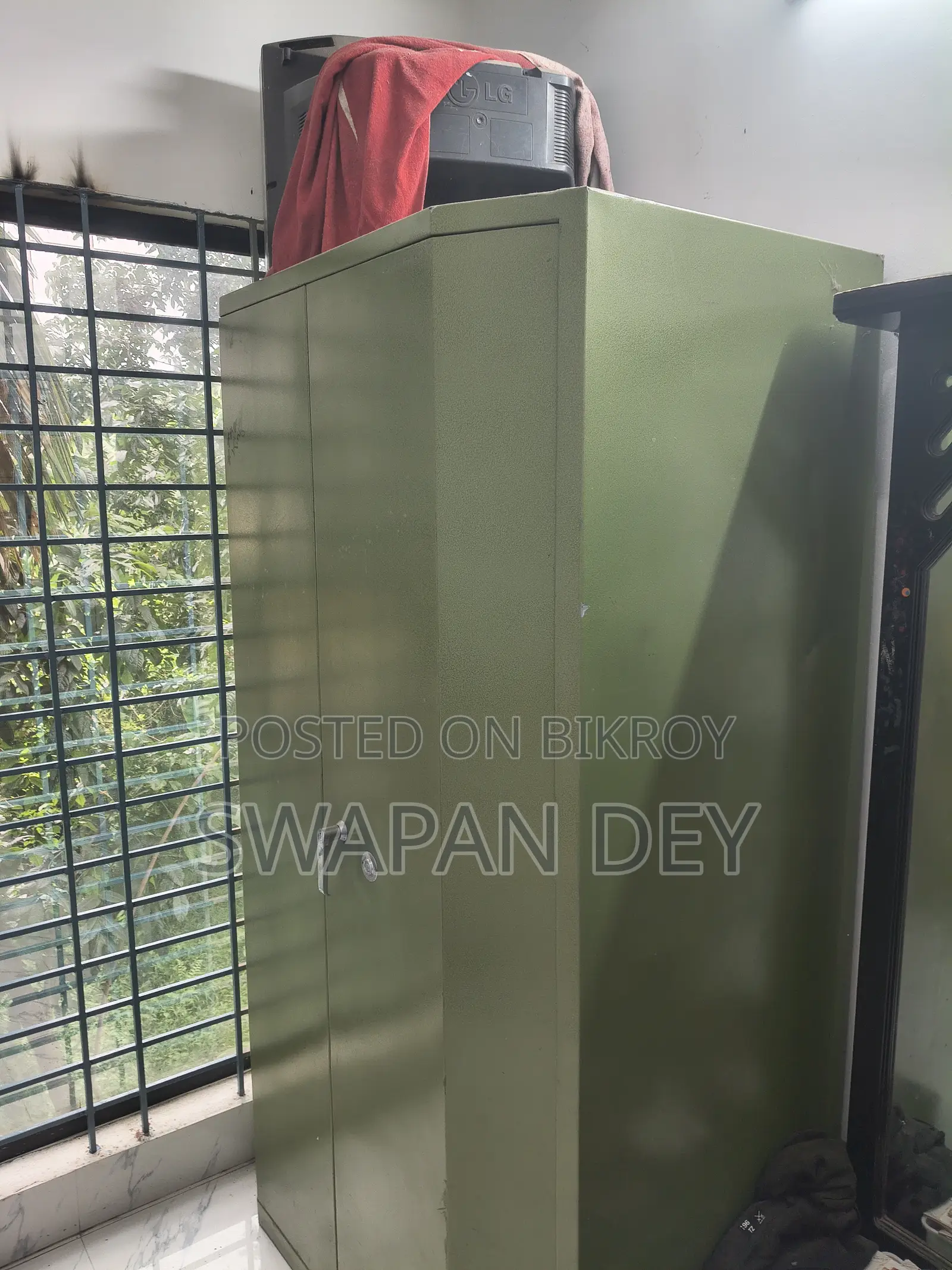 পুরাতন স্টিলের আলমারি (দুই দরজা, লক সহ) — ভালো অবস্থায় | রংপুর