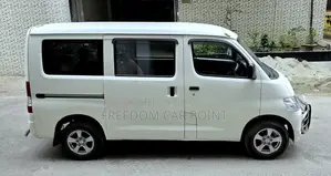 টয়োটা নোয়া ২০১০ সাদা