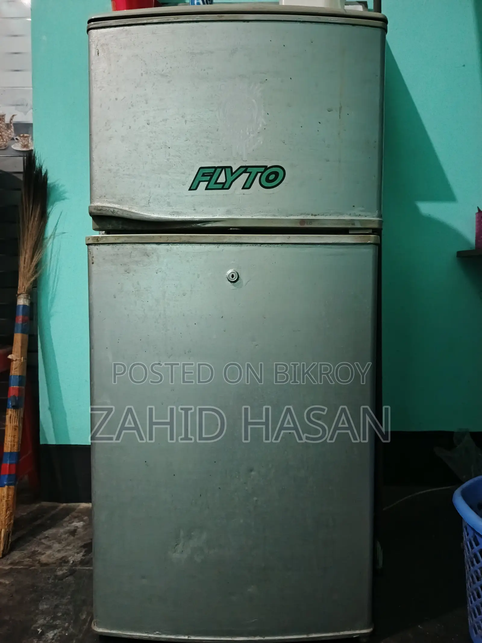 একটা সেকেন্ড হ্যান্ড ফ্রিজ বিক্রি হবে।
