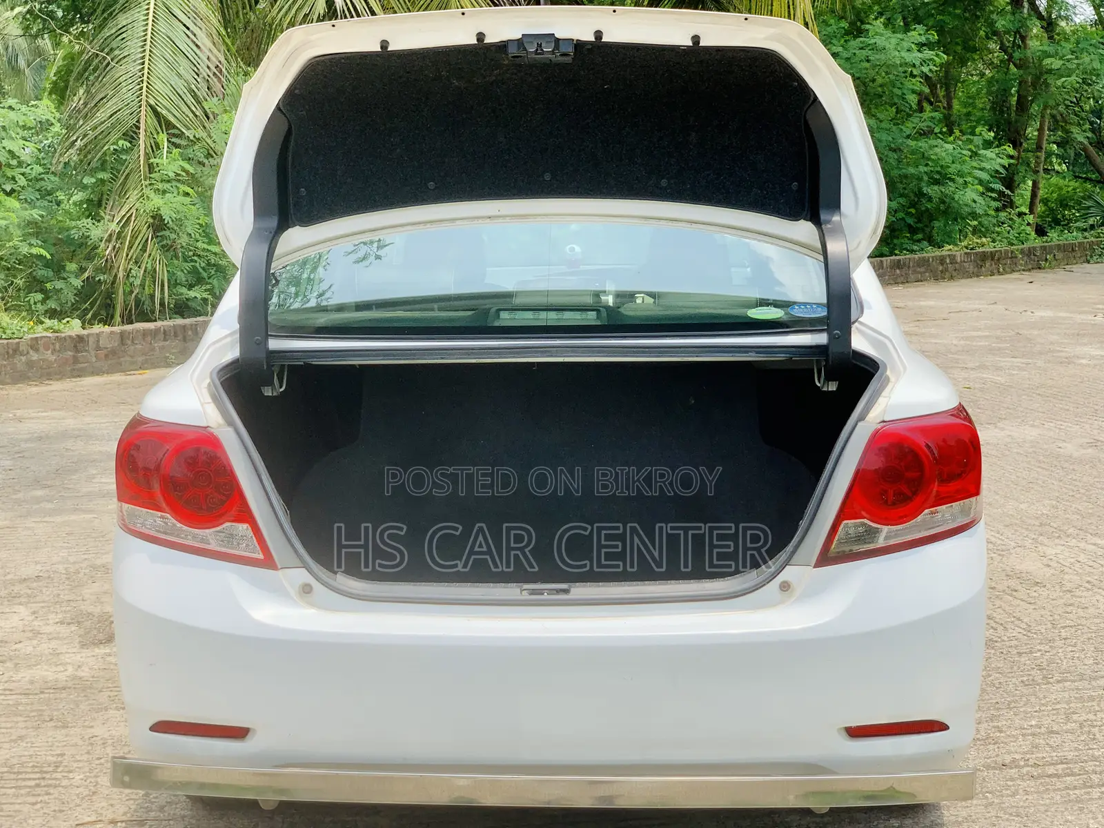 টয়োটা অ্যালিয়ন ২০১২ সাদা