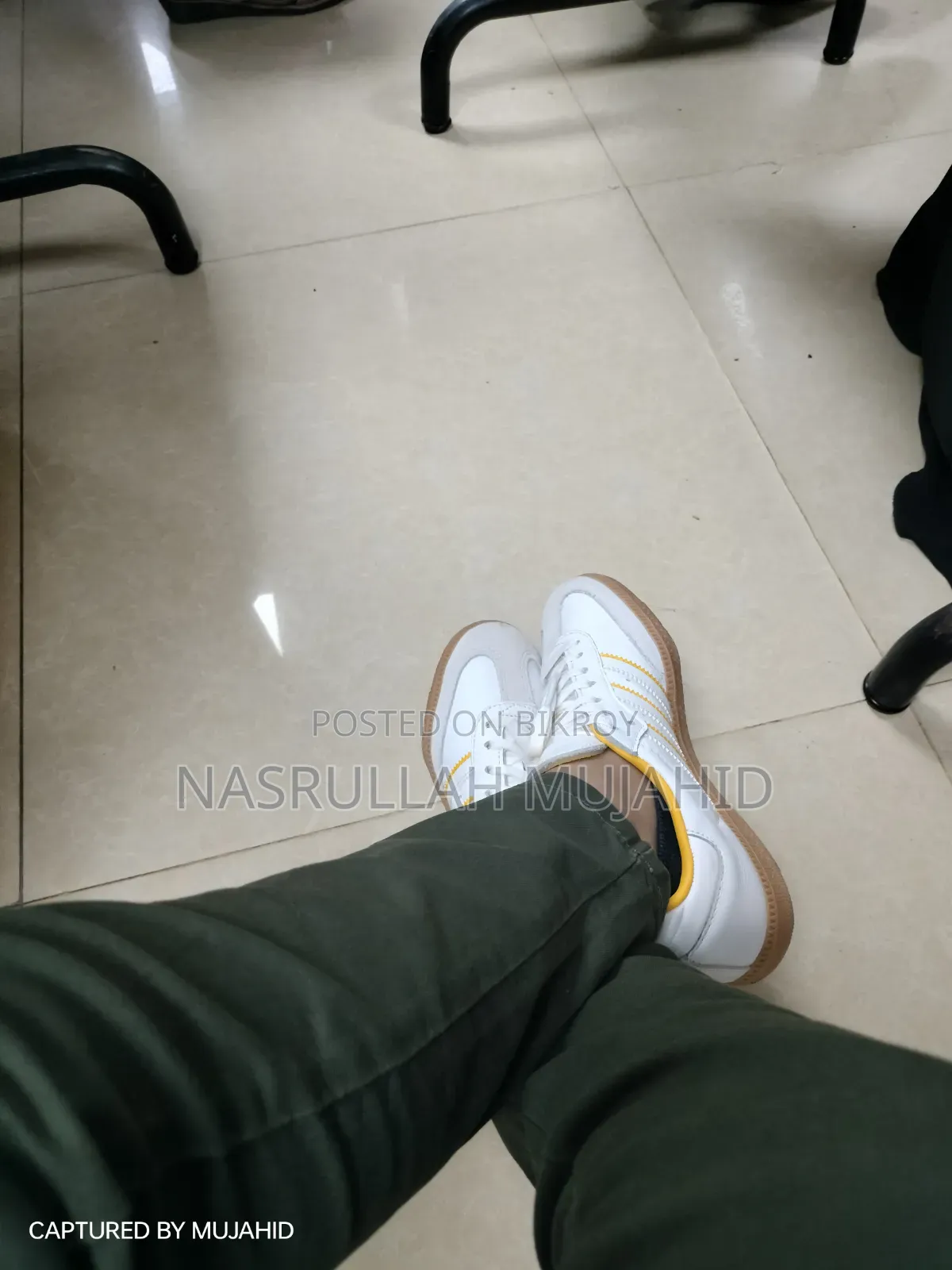 একটি ৩৬ সাইজের Adidas Samba স্নিকার বিক্রি করা হবে।