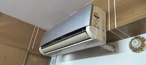 সম্পূর্ণ চালু অবস্থায়, দেখতে একদম নতুনের মত এসি বিক্রয় হবে।