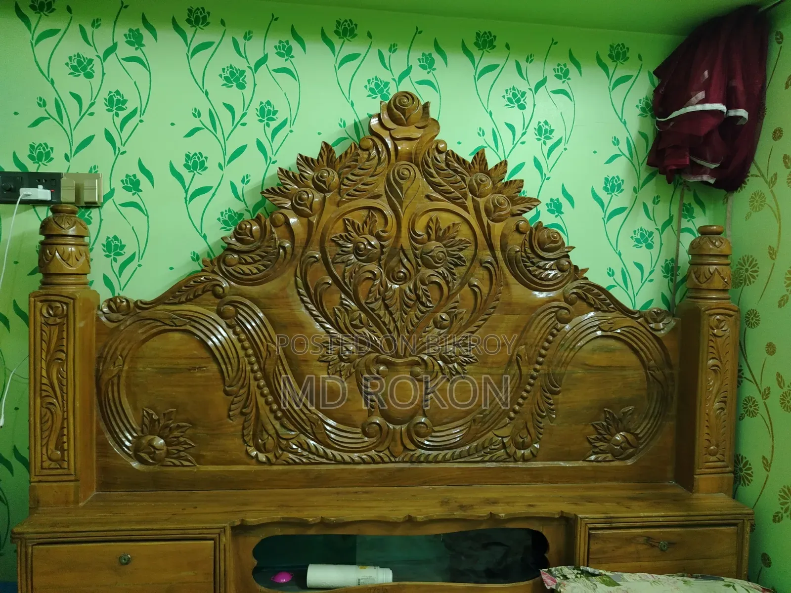 "কারুকাজ করা কাঠের খাট (ড্রয়ারসহ) বিক্রি হবে - ভালো কন্ডিশন"