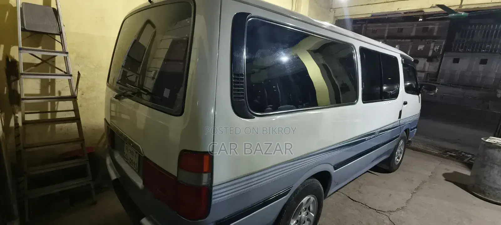 টয়োটা হাইয়েস সিয়ায়া ২০০৪ সিলভার