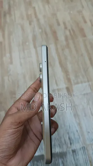 রিয়েলমি ১০ ১২৮ জিবি সাদা