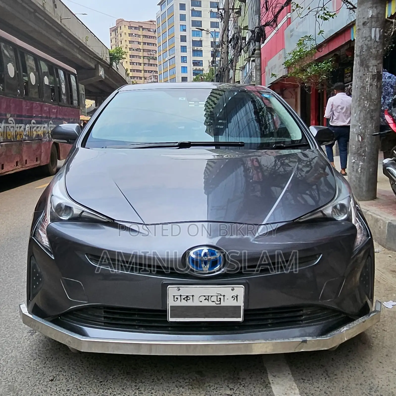Toyota Prius 4-Door Hatchback (1.8L 4-cylinder gas/electric hybrid CVT) 2016