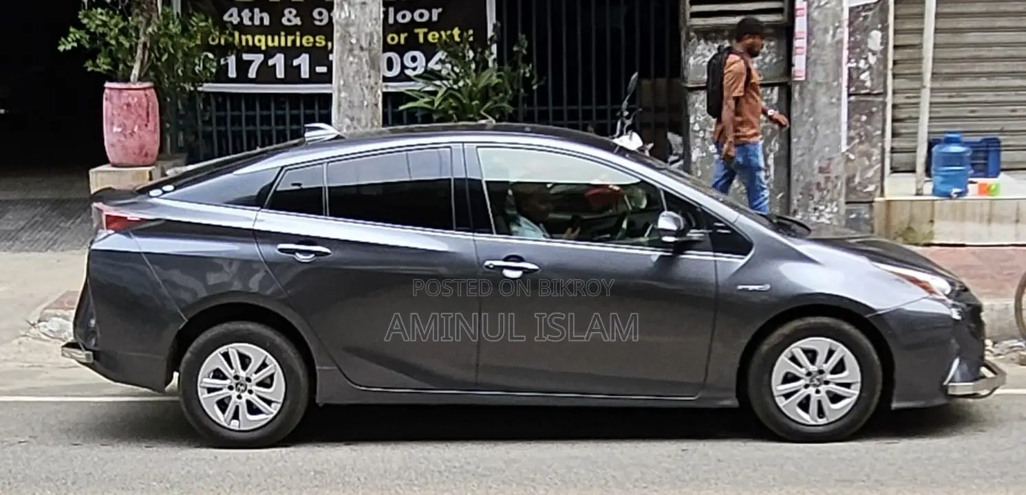 Toyota Prius 4-Door Hatchback (1.8L 4-cylinder gas/electric hybrid CVT) 2016