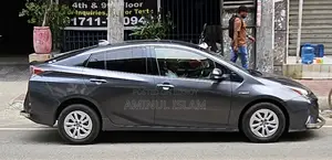 Toyota Prius 4-Door Hatchback (1.8L 4-cylinder gas/electric hybrid CVT) 2016