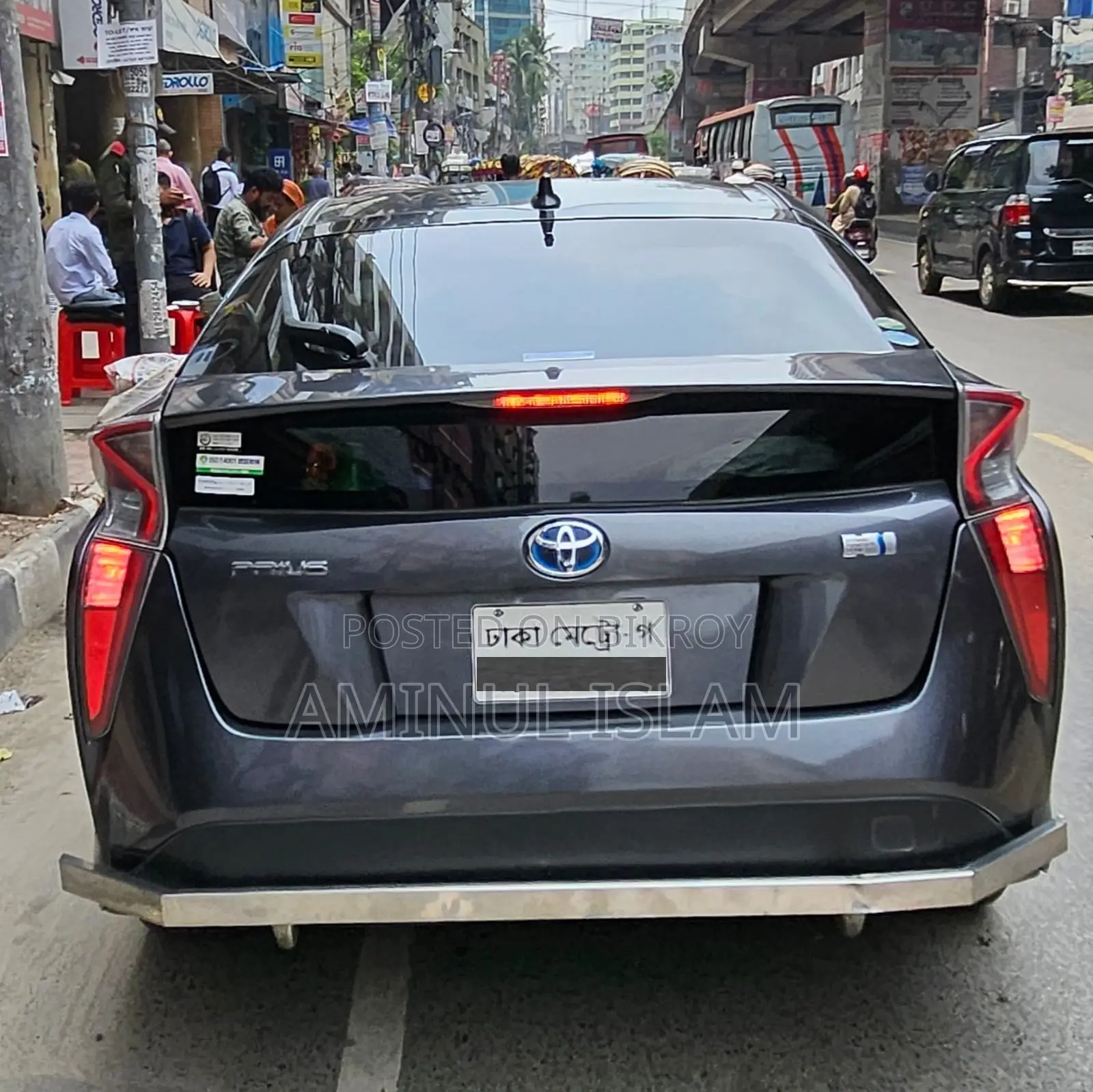 Toyota Prius 4-Door Hatchback (1.8L 4-cylinder gas/electric hybrid CVT) 2016