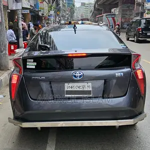 Toyota Prius 4-Door Hatchback (1.8L 4-cylinder gas/electric hybrid CVT) 2016