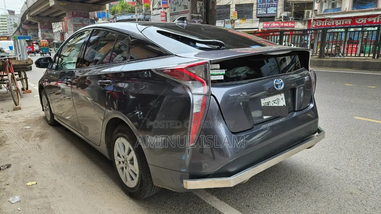 Toyota Prius 4-Door Hatchback (1.8L 4-cylinder gas/electric hybrid CVT) 2016