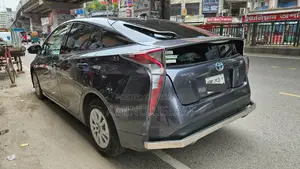 Toyota Prius 4-Door Hatchback (1.8L 4-cylinder gas/electric hybrid CVT) 2016