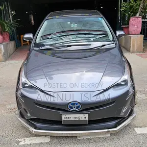 Toyota Prius 4-Door Hatchback (1.8L 4-cylinder gas/electric hybrid CVT) 2016