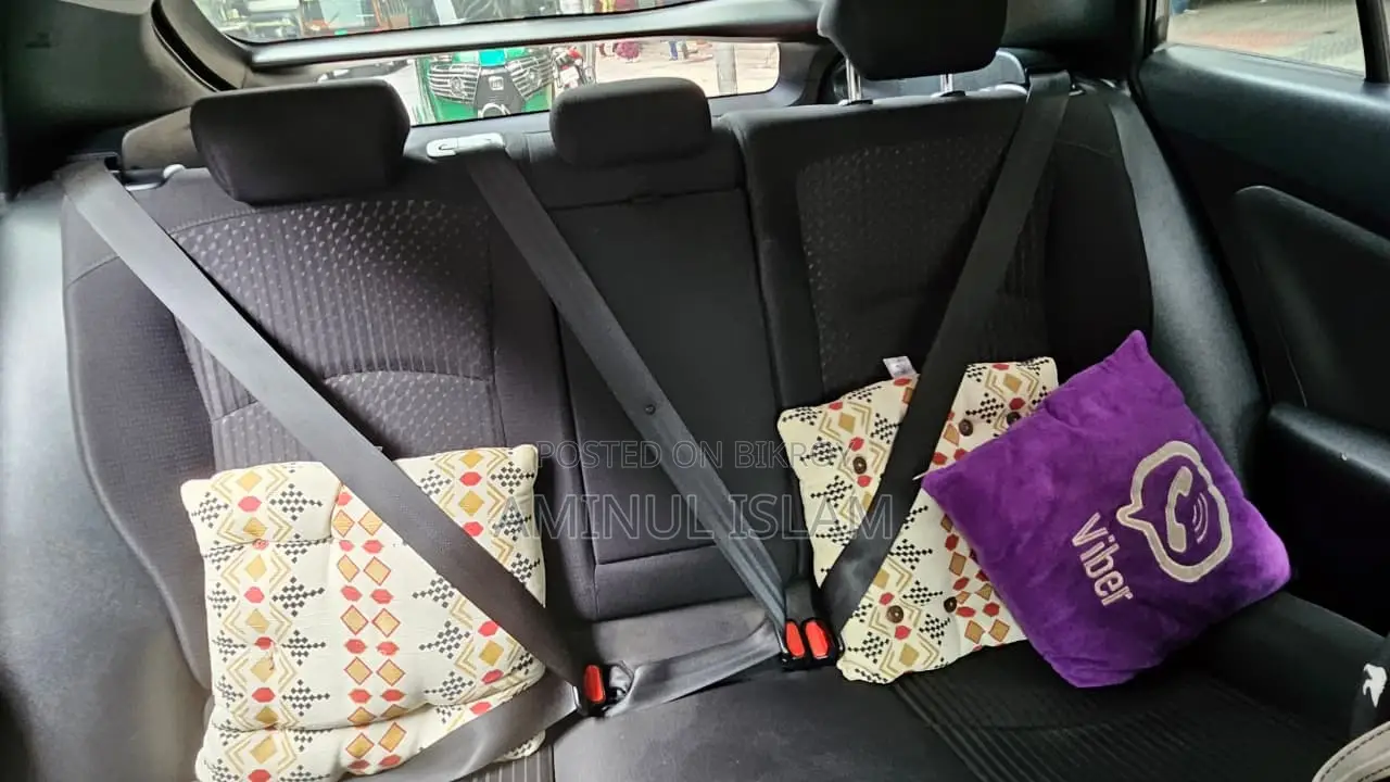 Toyota Prius 4-Door Hatchback (1.8L 4-cylinder gas/electric hybrid CVT) 2016