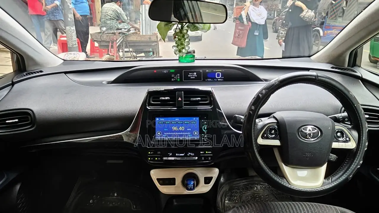 Toyota Prius 4-Door Hatchback (1.8L 4-cylinder gas/electric hybrid CVT) 2016
