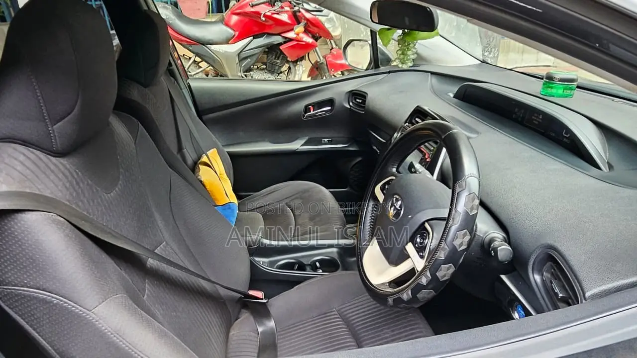 Toyota Prius 4-Door Hatchback (1.8L 4-cylinder gas/electric hybrid CVT) 2016