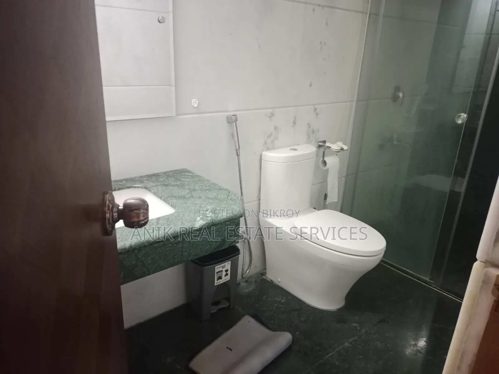 গুলশান ২-এ বিলাসবহুল সেমি-ফার্নিশড অফিস স্পেস ভাড়ার জন্য