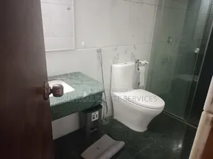 গুলশান ২-এ বিলাসবহুল সেমি-ফার্নিশড অফিস স্পেস ভাড়ার জন্য