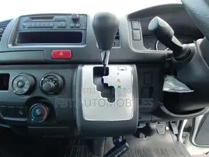 টয়োটা হাইএস ২০২০ সাদা