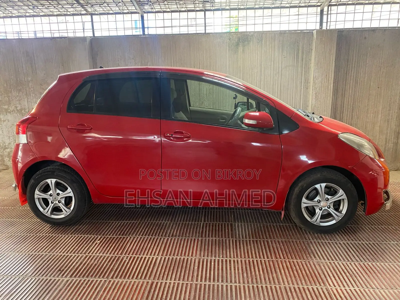Toyota Vitz 1.3 Front Wheel Drive 5-door 2009 Red