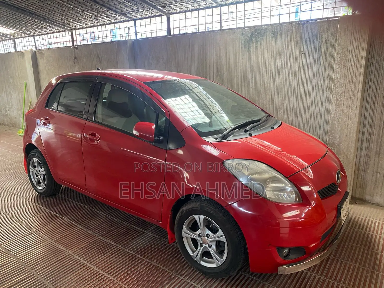 Toyota Vitz 1.3 Front Wheel Drive 5-door 2009 Red