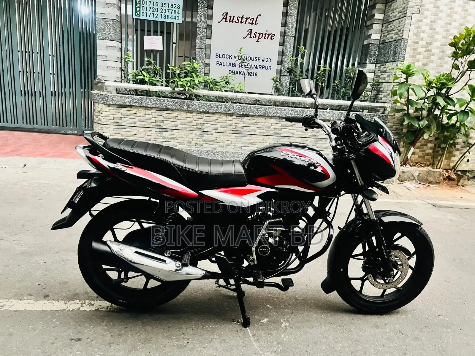 বাজাজ ডিসকভার ১২৫ ২০২২ কালো