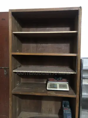 একটি কাঠের বুক সেলফ