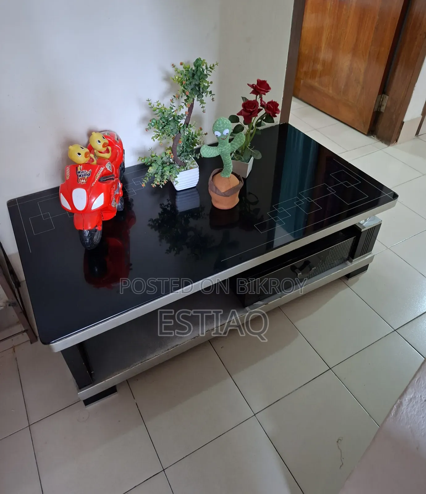 ৬ ফুট বাই ৭ ফুট বিছানা এবং টি টেবিল