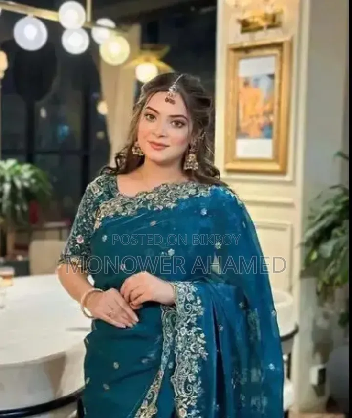 ইন্ডিয়ান জেমিচু ফ্যাব্রিক সিকুয়েন্স এমব্রয়ডারি কাজ করা