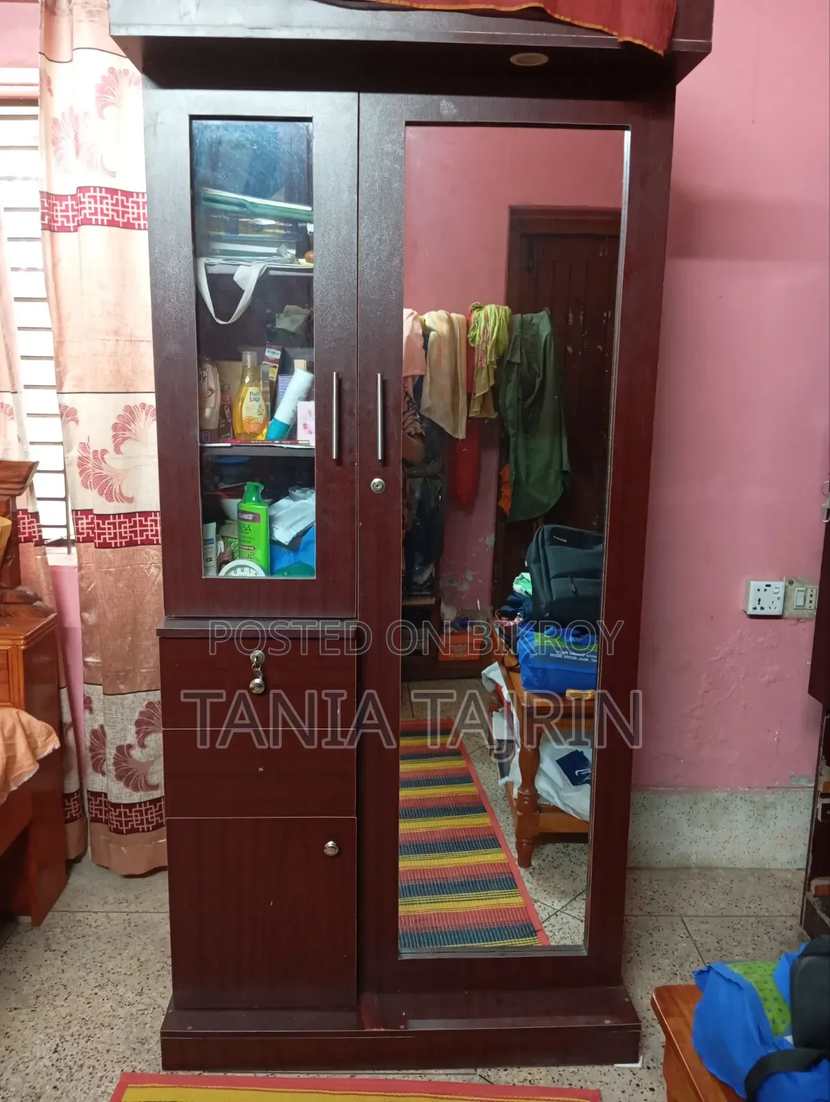 কাঠের আলমারি