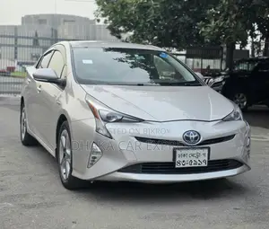 Toyota Prius 4dr Hatchback (1.8L 4cyl Gas/Electric Hybrid CVT) 2016