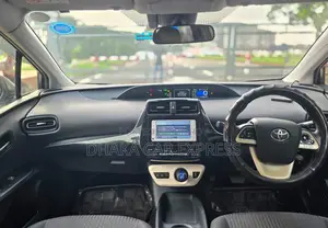 Toyota Prius 4dr Hatchback (1.8L 4cyl Gas/Electric Hybrid CVT) 2016
