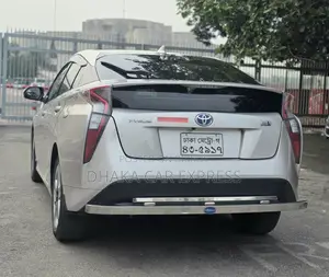 Toyota Prius 4dr Hatchback (1.8L 4cyl Gas/Electric Hybrid CVT) 2016